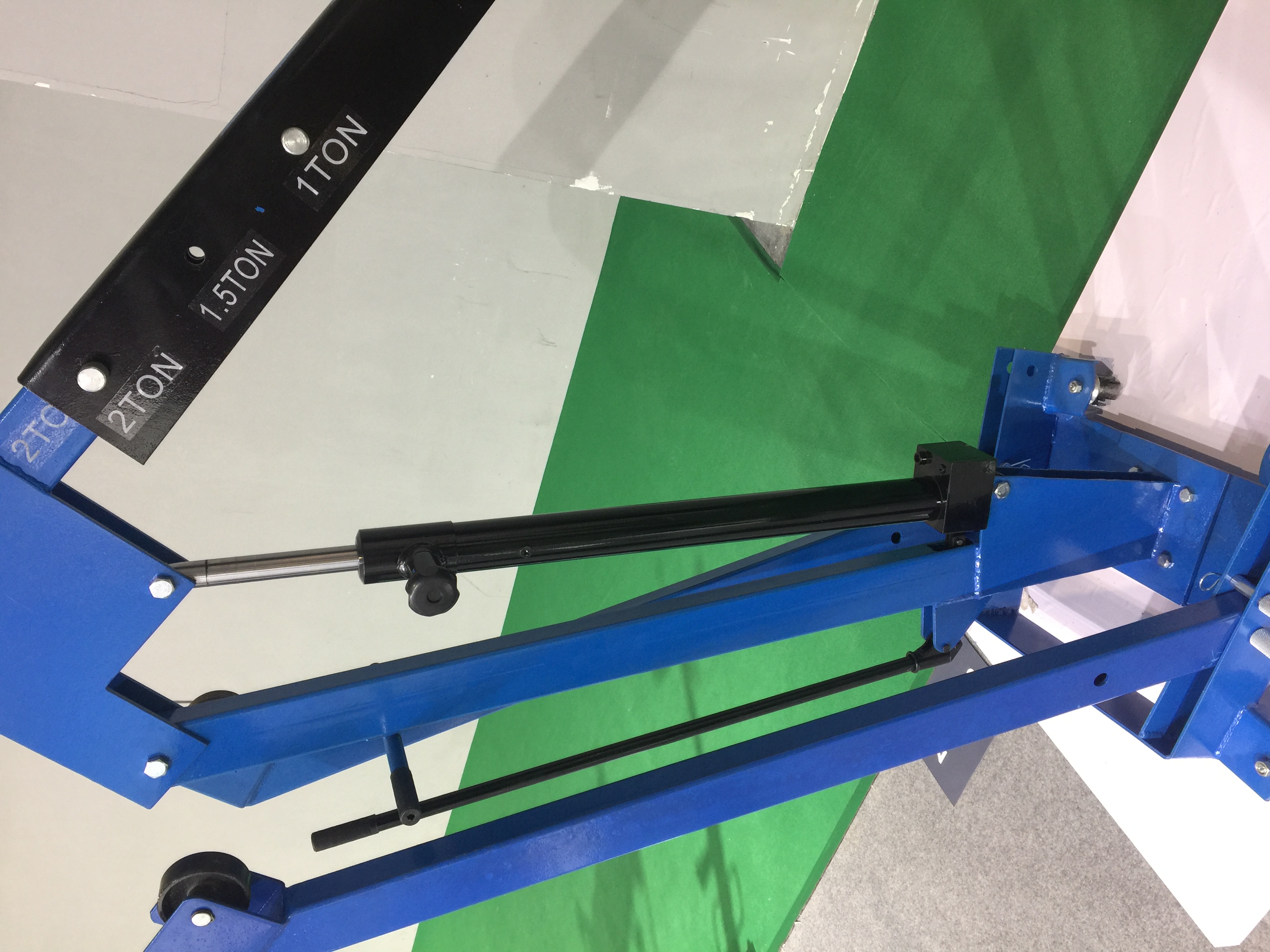 PNEUMATIC HYDRAULIC SHOP CRANE