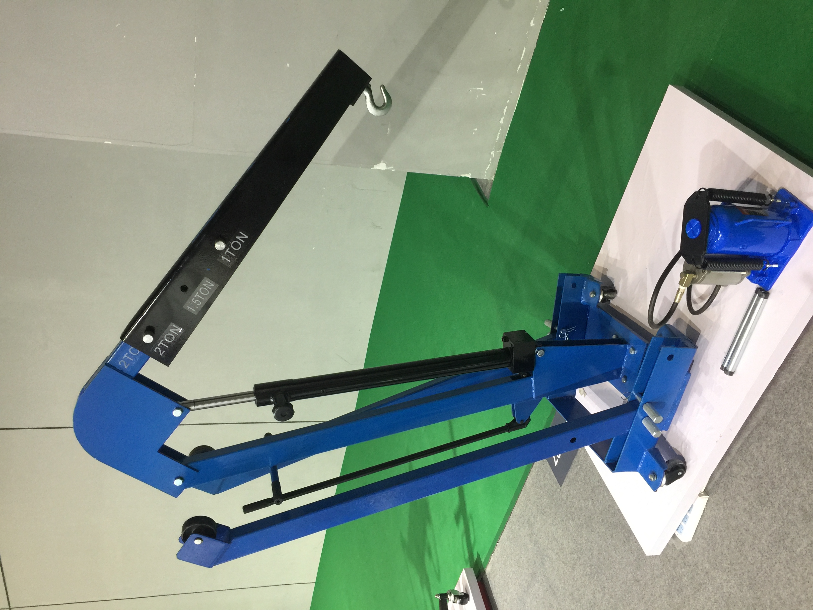 PNEUMATIC HYDRAULIC SHOP CRANE